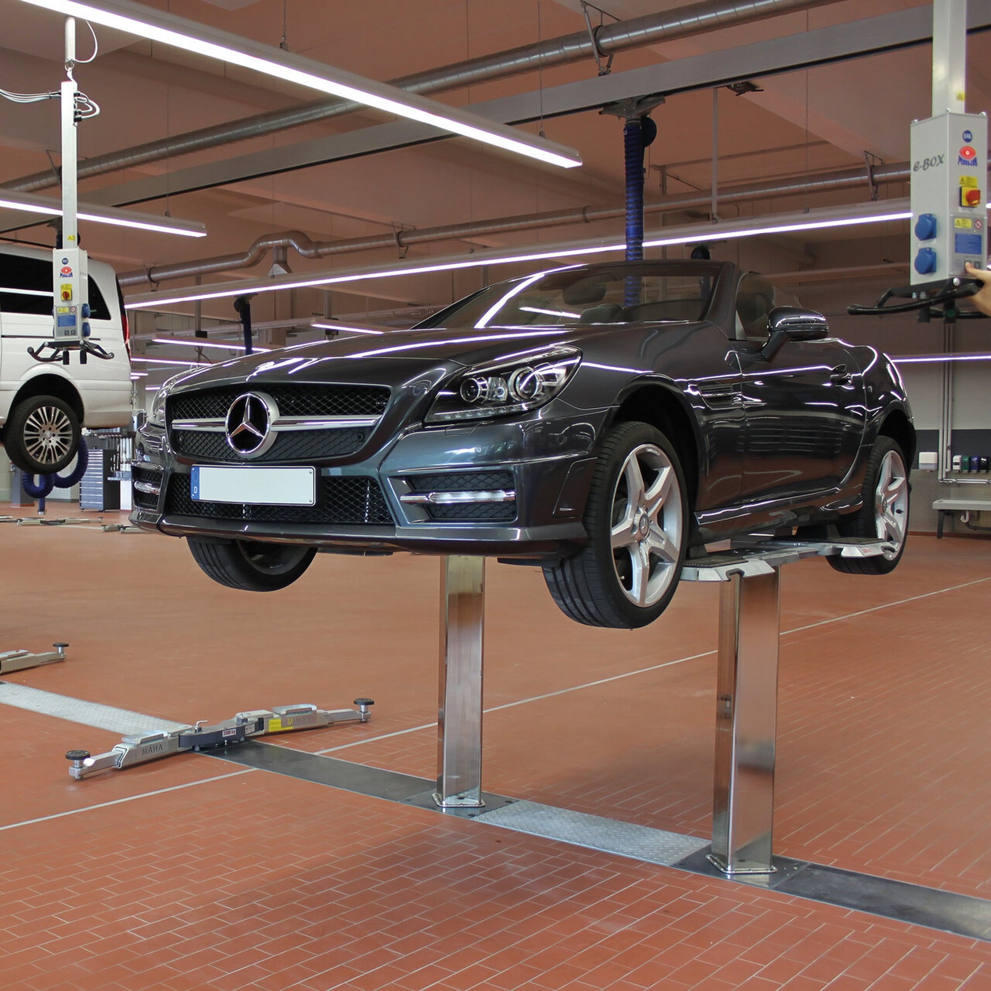 Maha ZS Square II 3.5 FT 3500kg Flat Top 2-Piston Lift