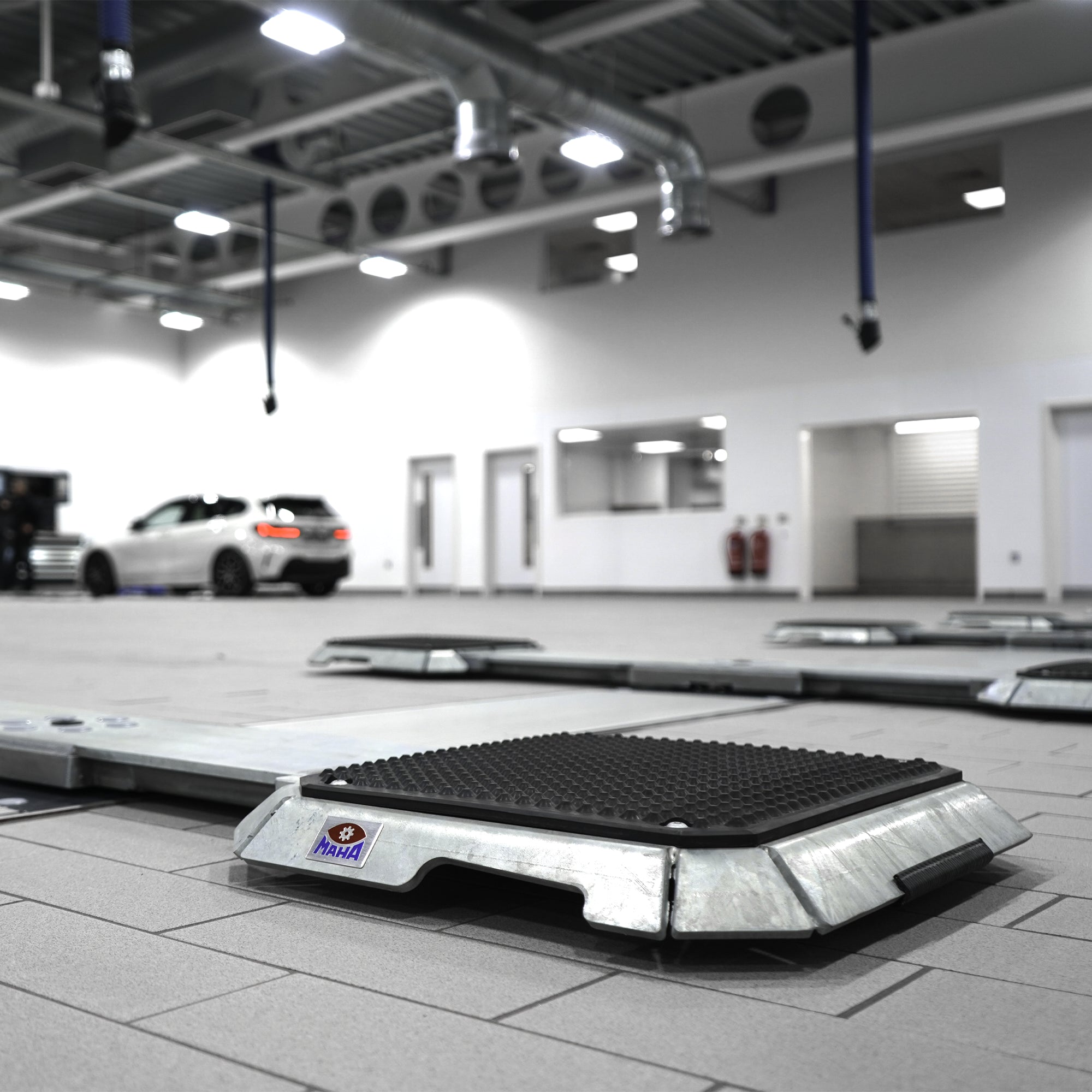 Maha ZS Square II 3.5 FT 3500kg Flat Top 2-Piston Lift